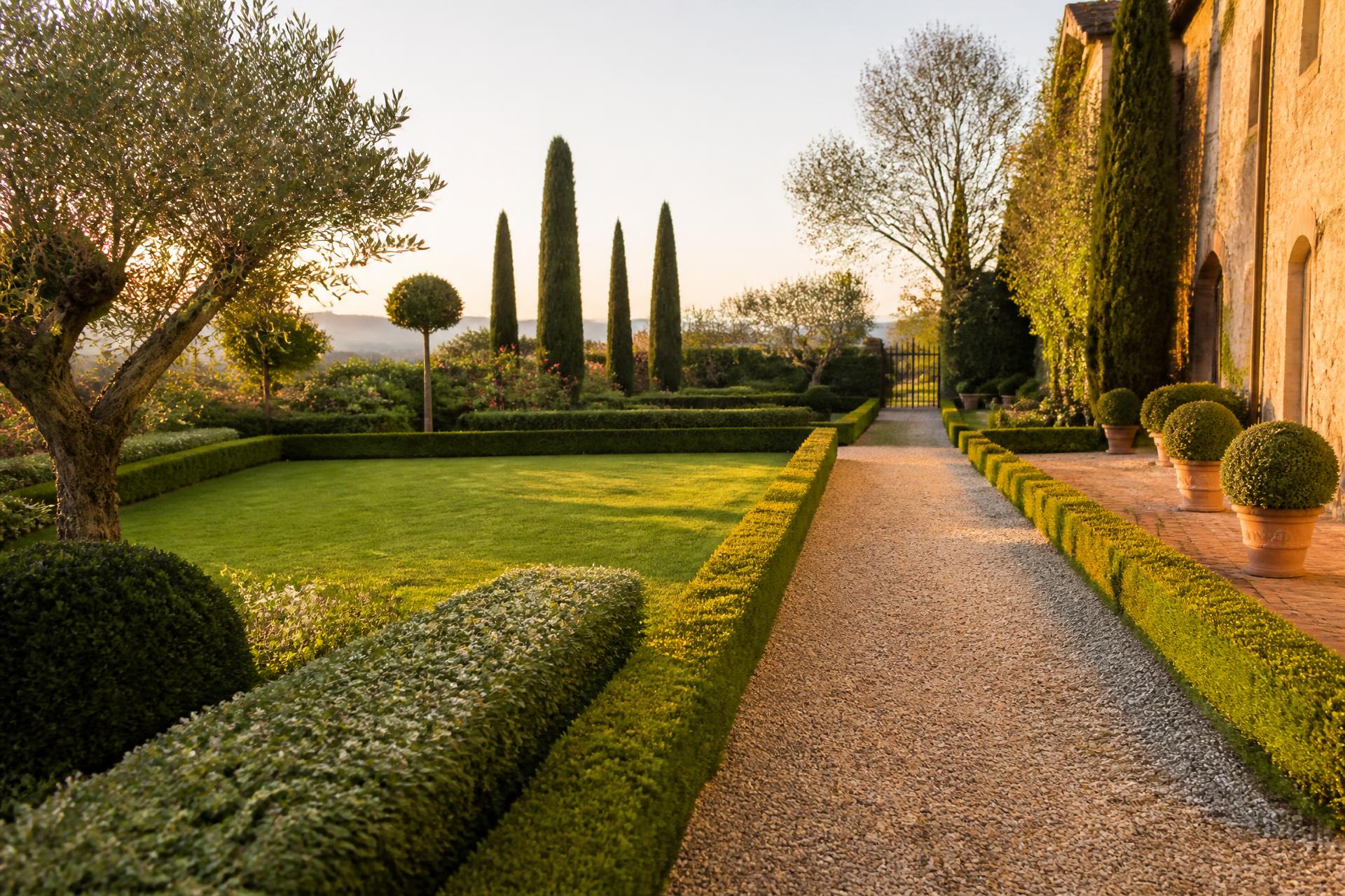 Giardino classico curato con siepi potate e prato rasato